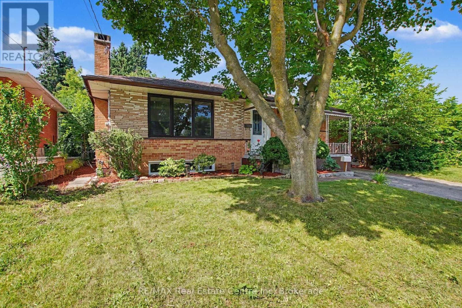 Single Family at 91 Dumbarton Street, Guelph (Riverside Park), Ontario - Photo 3 - RE/MAX Garden City Realty