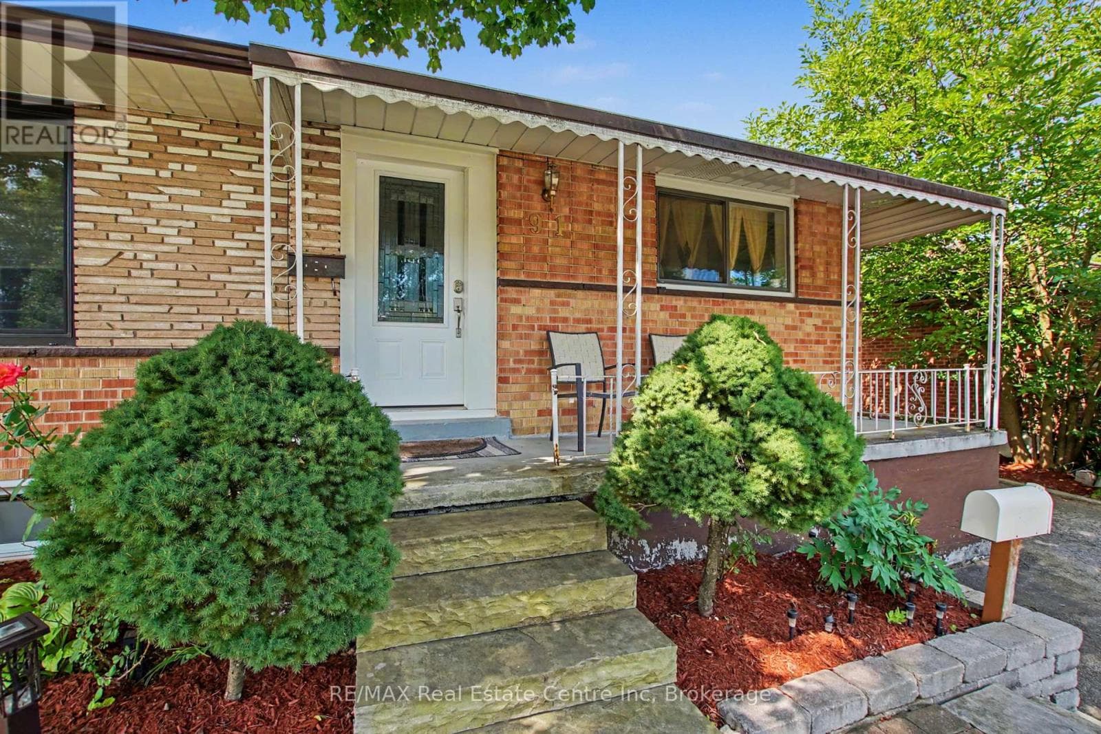 Single Family at 91 Dumbarton Street, Guelph (Riverside Park), Ontario - Photo 5 - RE/MAX Garden City Realty