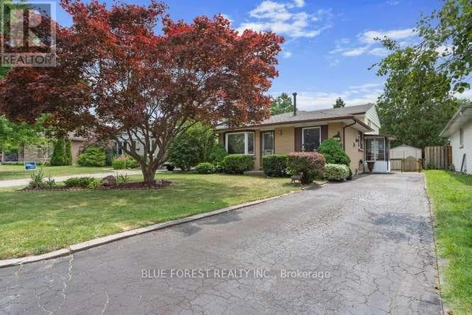 27 Villeneuve Crescent