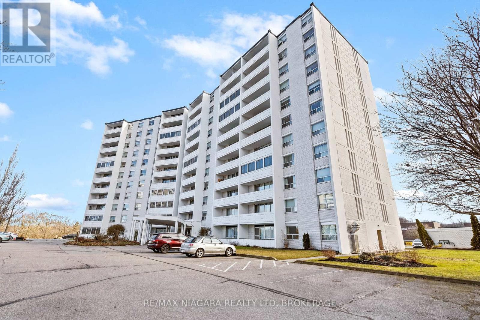 Single Family at 1003- 35 TOWERING HEIGHTS Boulevard, St. Catharines (Glendale/Glenridge), Ontario - Photo 4 - RE/MAX Garden City Realty
