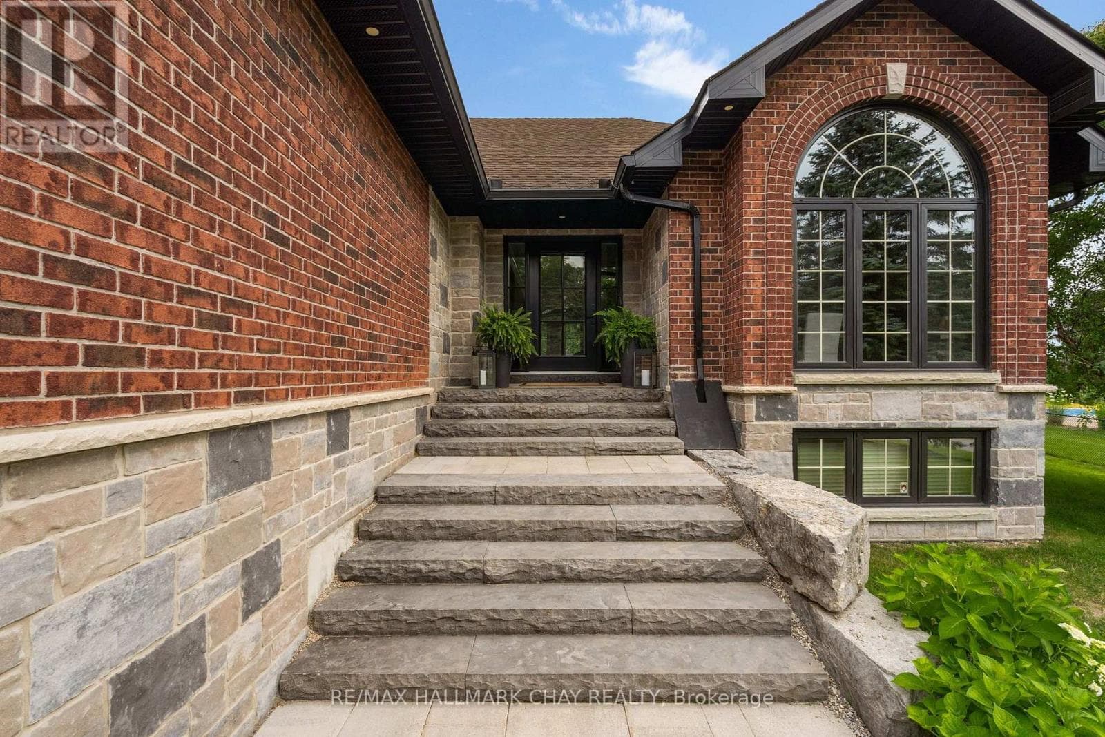 Single Family at 32 Forest Hill Drive, Springwater (Midhurst), Ontario - Photo 4 - RE/MAX Garden City Realty