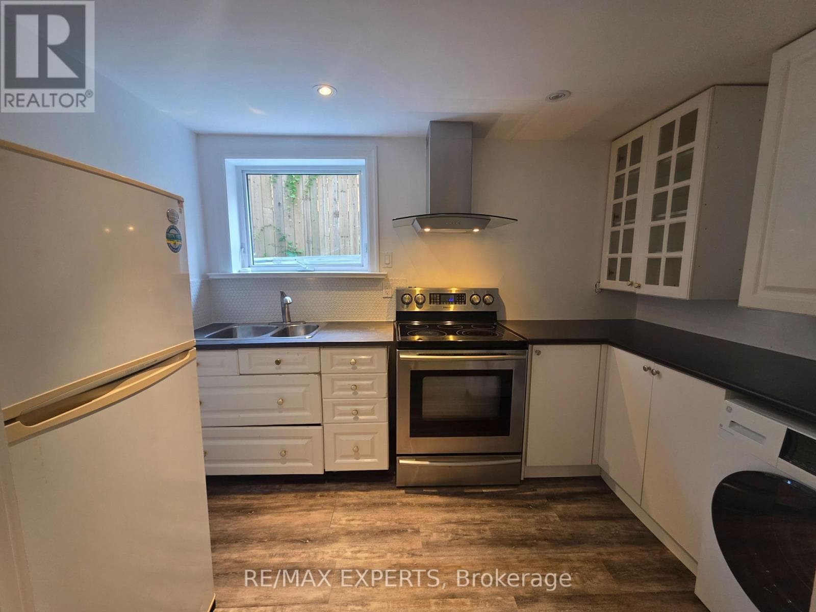 Single Family at Lower- 39 Twenty Fifth Street, Toronto (Long Branch), Ontario - Photo 4 - RE/MAX Garden City Realty