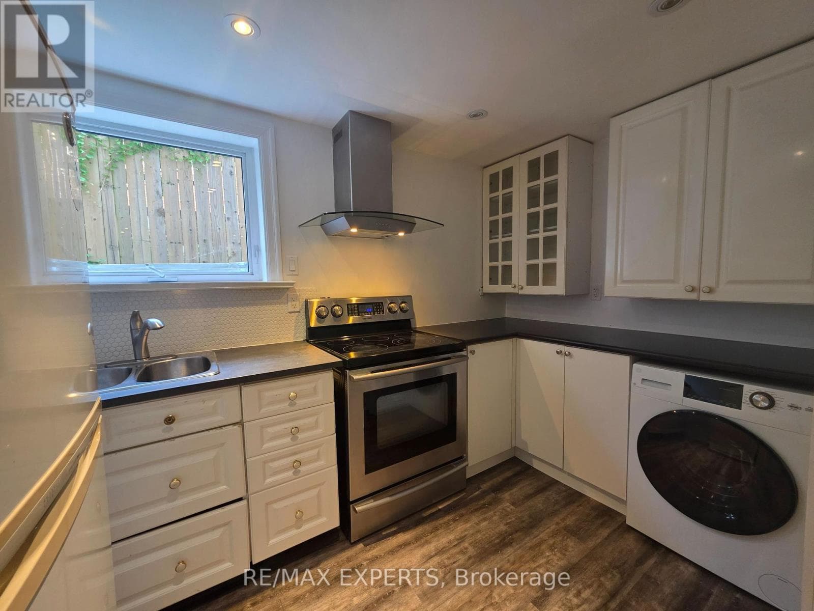 Single Family at Lower- 39 Twenty Fifth Street, Toronto (Long Branch), Ontario - Photo 5 - RE/MAX Garden City Realty