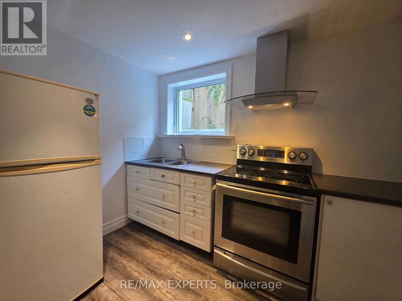 Single Family at Lower- 39 Twenty Fifth Street, Toronto (Long Branch), Ontario - Photo 6 - RE/MAX Garden City Realty