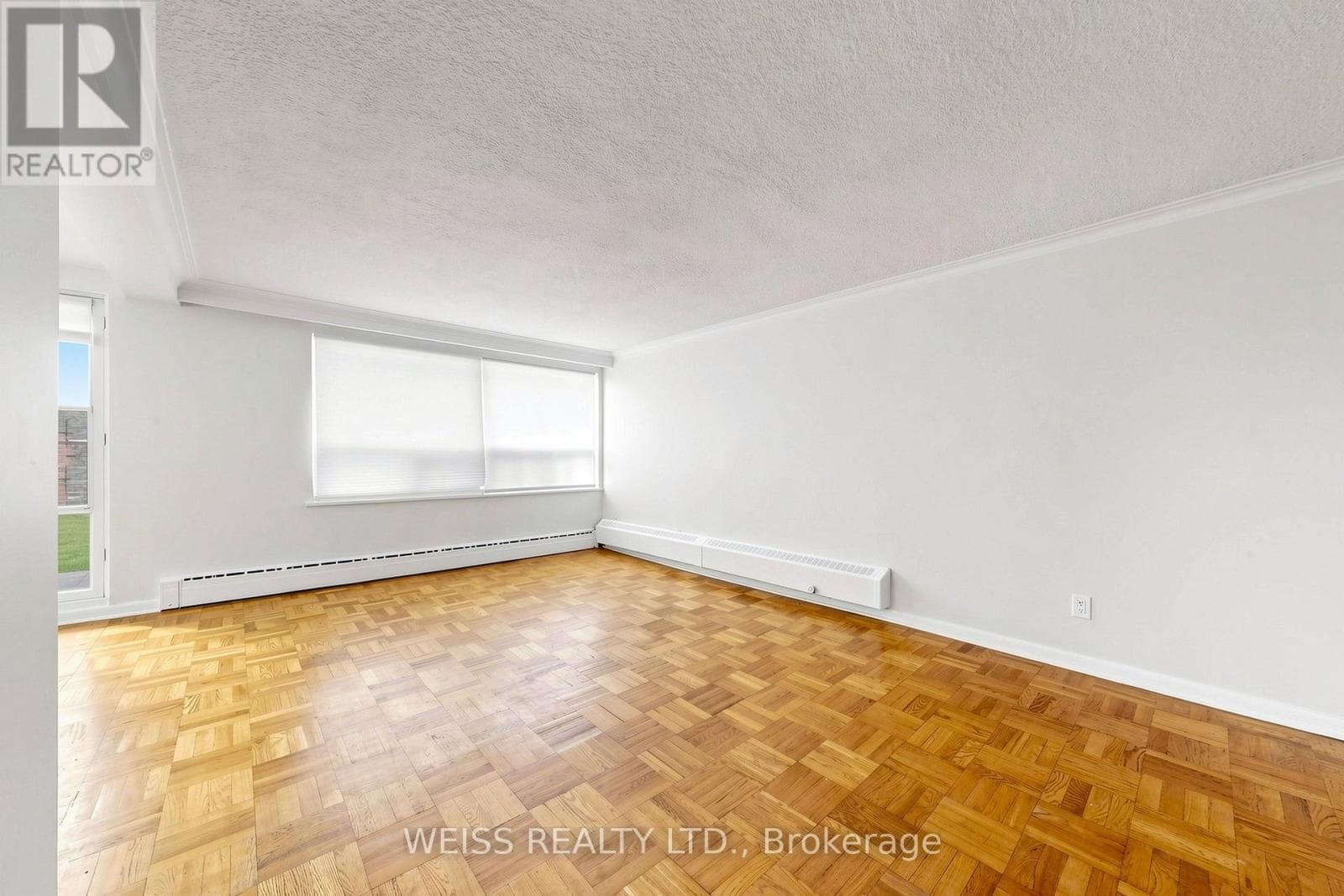 Multi-family at 4- 17 Fraserwood Avenue, Toronto (Englemount-Lawrence), Ontario - Photo 6 - RE/MAX Garden City Realty