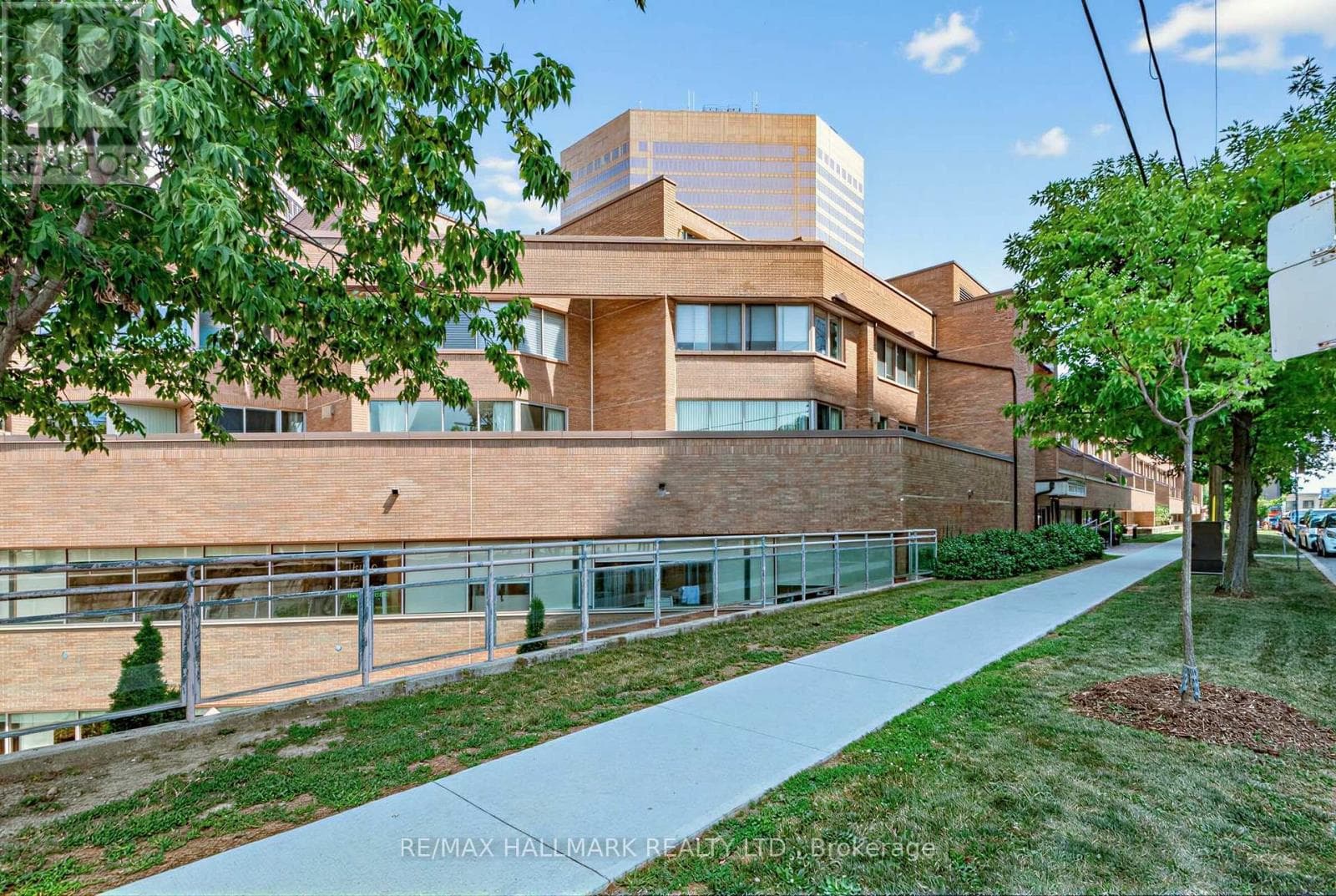 102- 3 Duplex Avenue