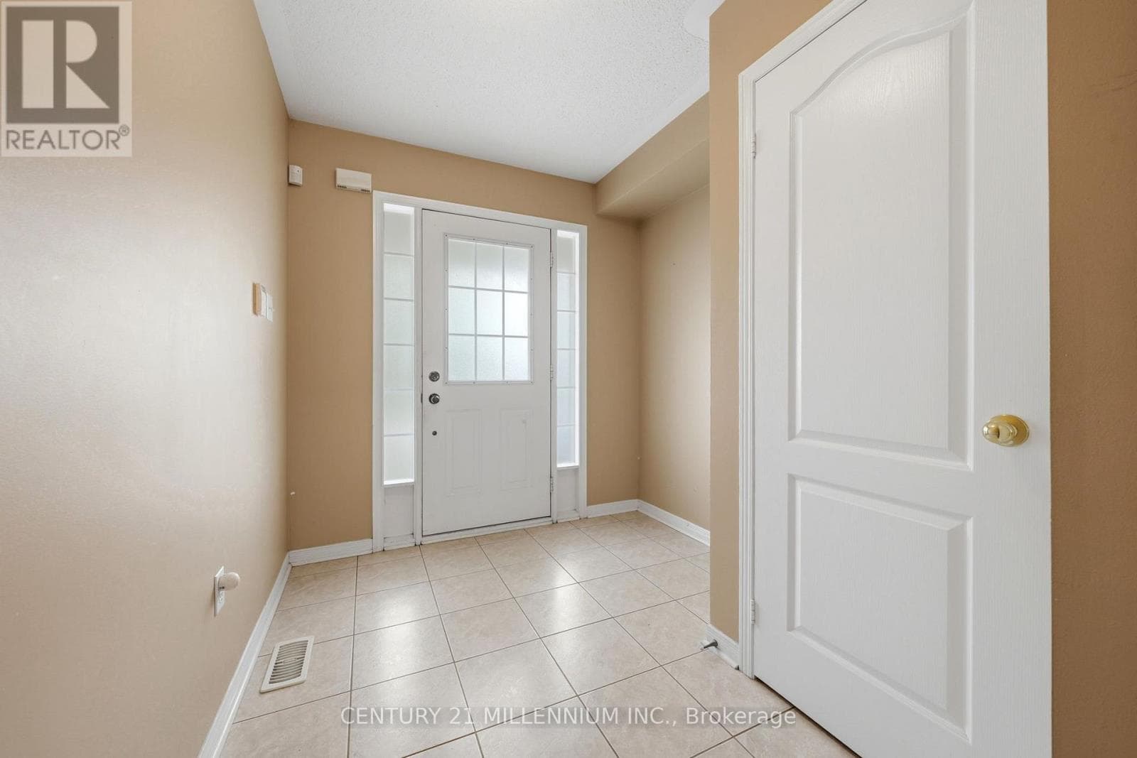 Single Family at 6- 6399 Spinnaker Circle, Mississauga (Meadowvale Village), Ontario - Photo 3 - RE/MAX Garden City Realty