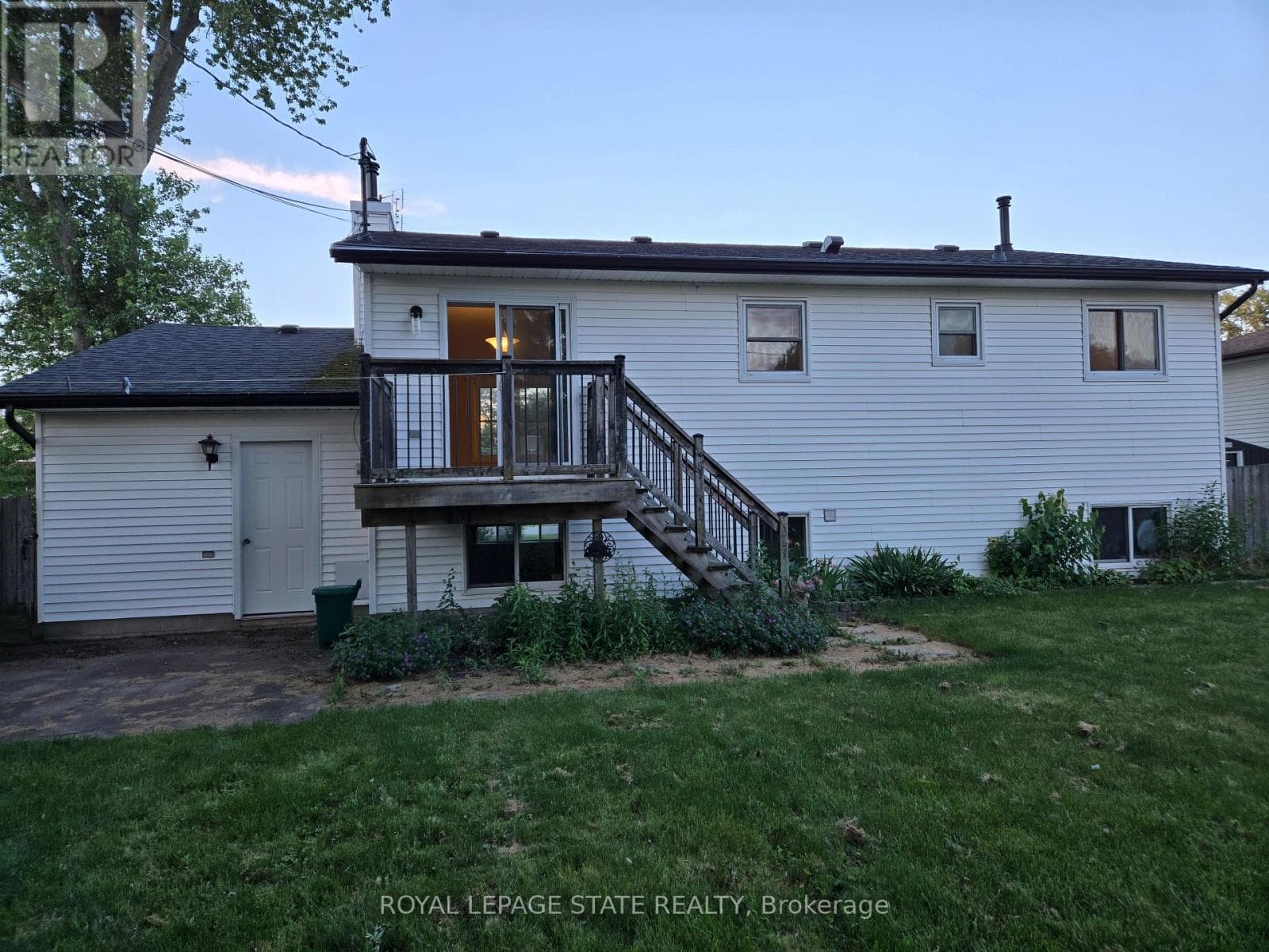 Single Family at 697 Ferndale Avenue, Fort Erie (Crescent Park), Ontario - Photo 4 - RE/MAX Garden City Realty