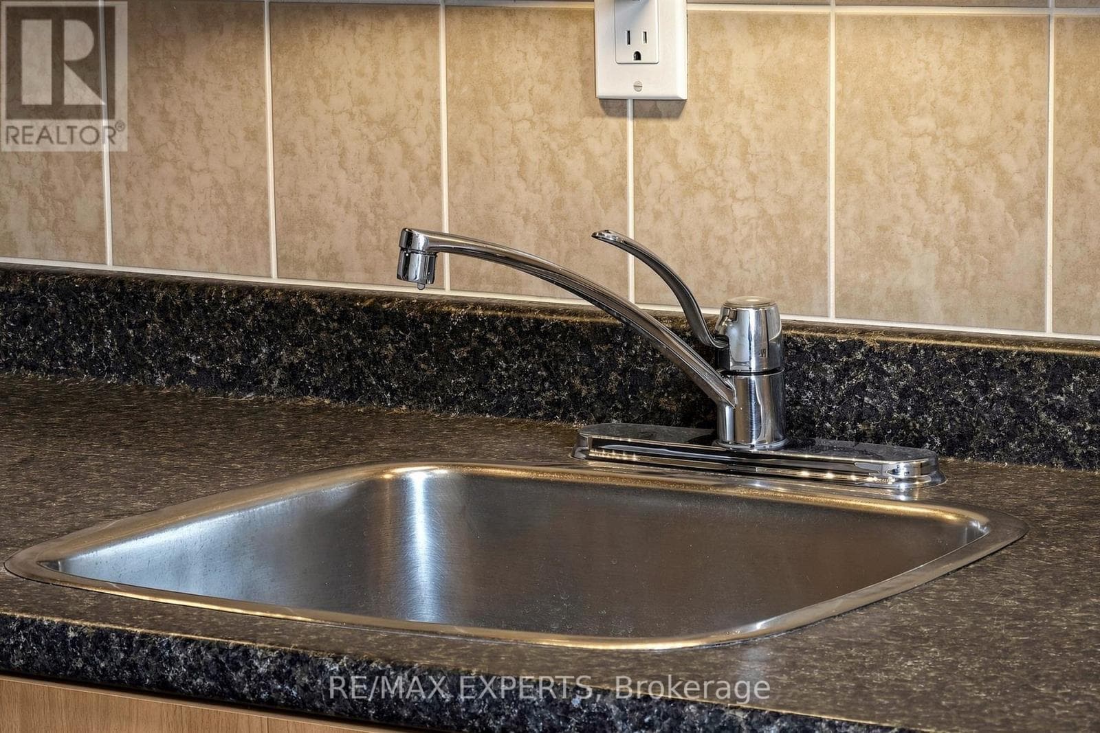 Multi-family at 8 Parr Street, Toronto (Little Portugal), Ontario - Photo 10 - RE/MAX Garden City Realty