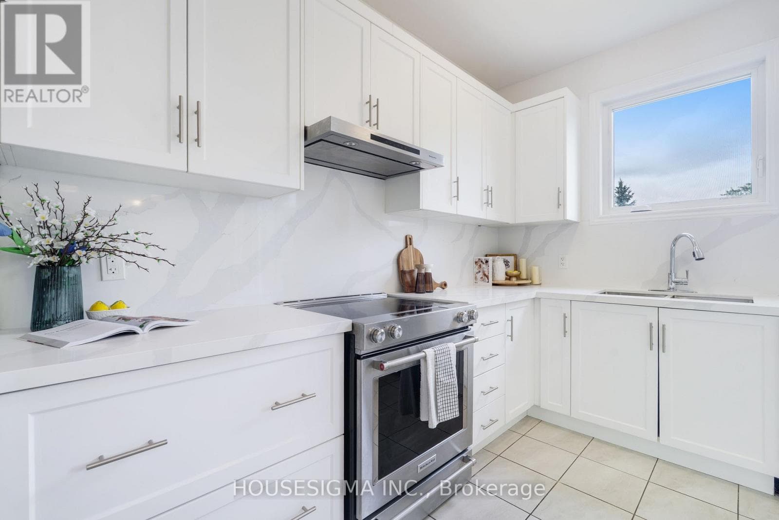 Single Family at 7763 Secretariat Court, Niagara Falls (Ascot), Ontario - Photo 8 - RE/MAX Garden City Realty