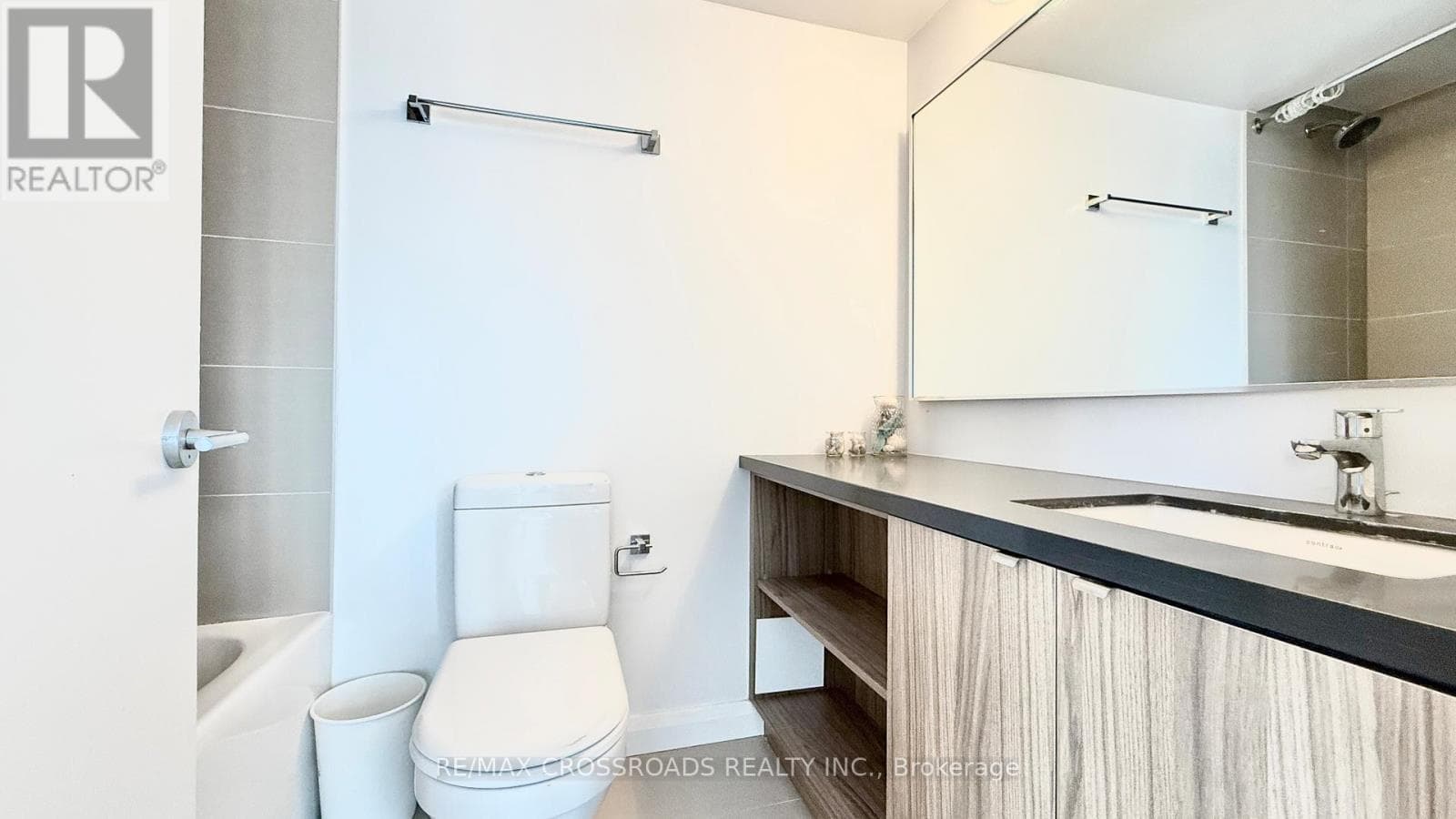 Single Family at 2108- 155 Yorkville Avenue, Toronto (Annex), Ontario - Photo 10 - RE/MAX Garden City Realty