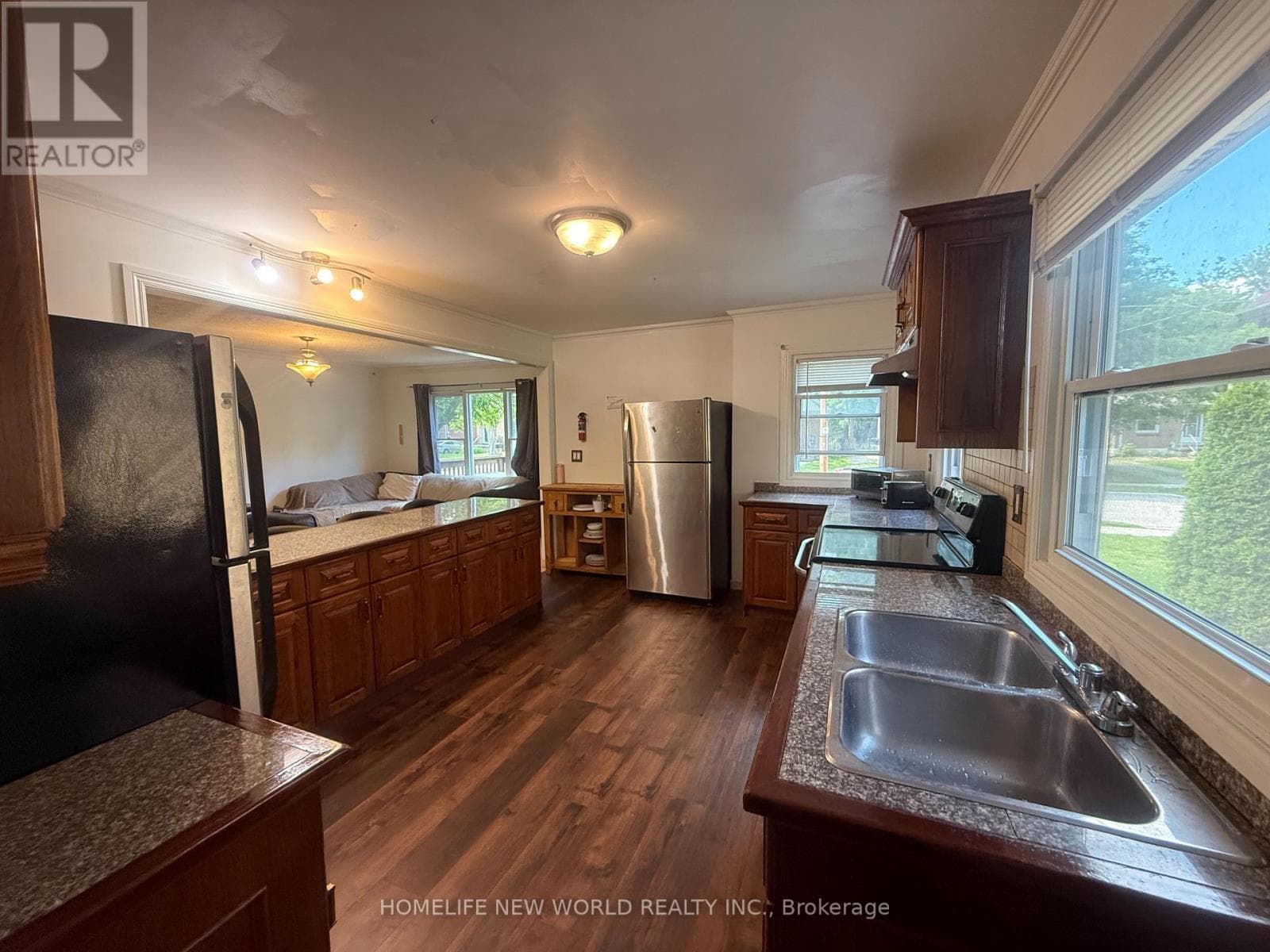 Single Family at 235 Bernard Avenue, London East (East B), Ontario - Photo 9 - RE/MAX Garden City Realty