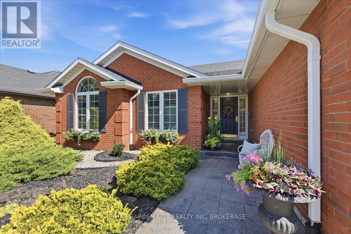 Single Family at 81 SANDRA Drive, Pelham (Fenwick), Ontario - Photo 7 - RE/MAX Garden City Realty