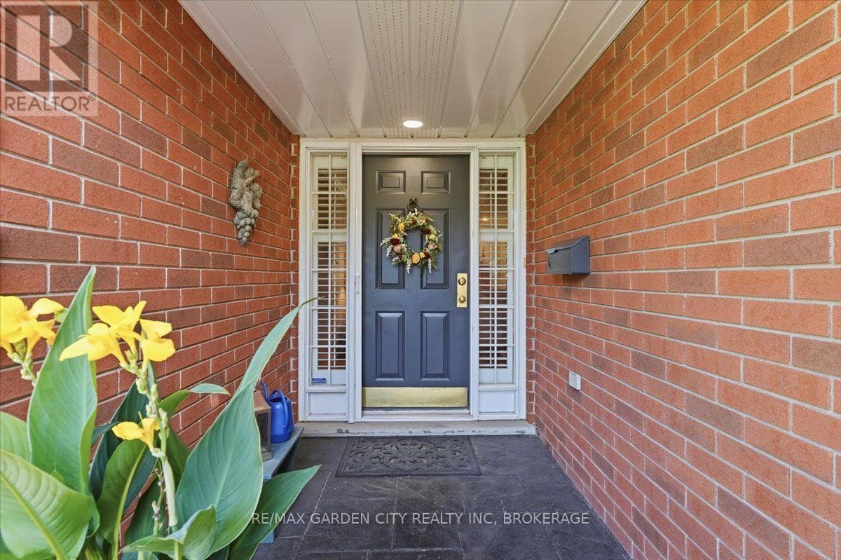 Single Family at 81 SANDRA Drive, Pelham (Fenwick), Ontario - Photo 8 - RE/MAX Garden City Realty