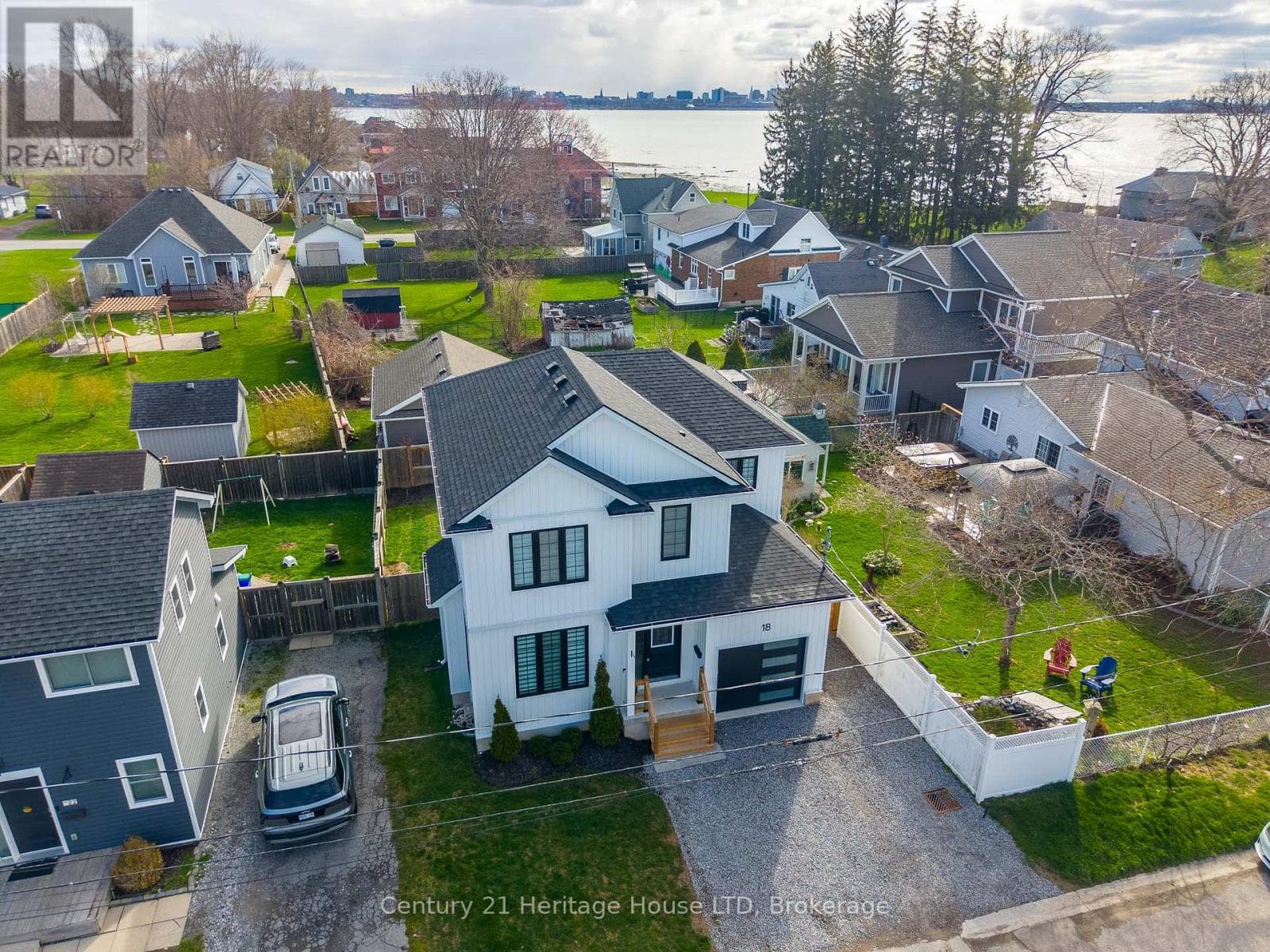 Single Family at 18 Parkview Avenue, Fort Erie (Lakeshore), Ontario - Photo 3 - RE/MAX Garden City Realty
