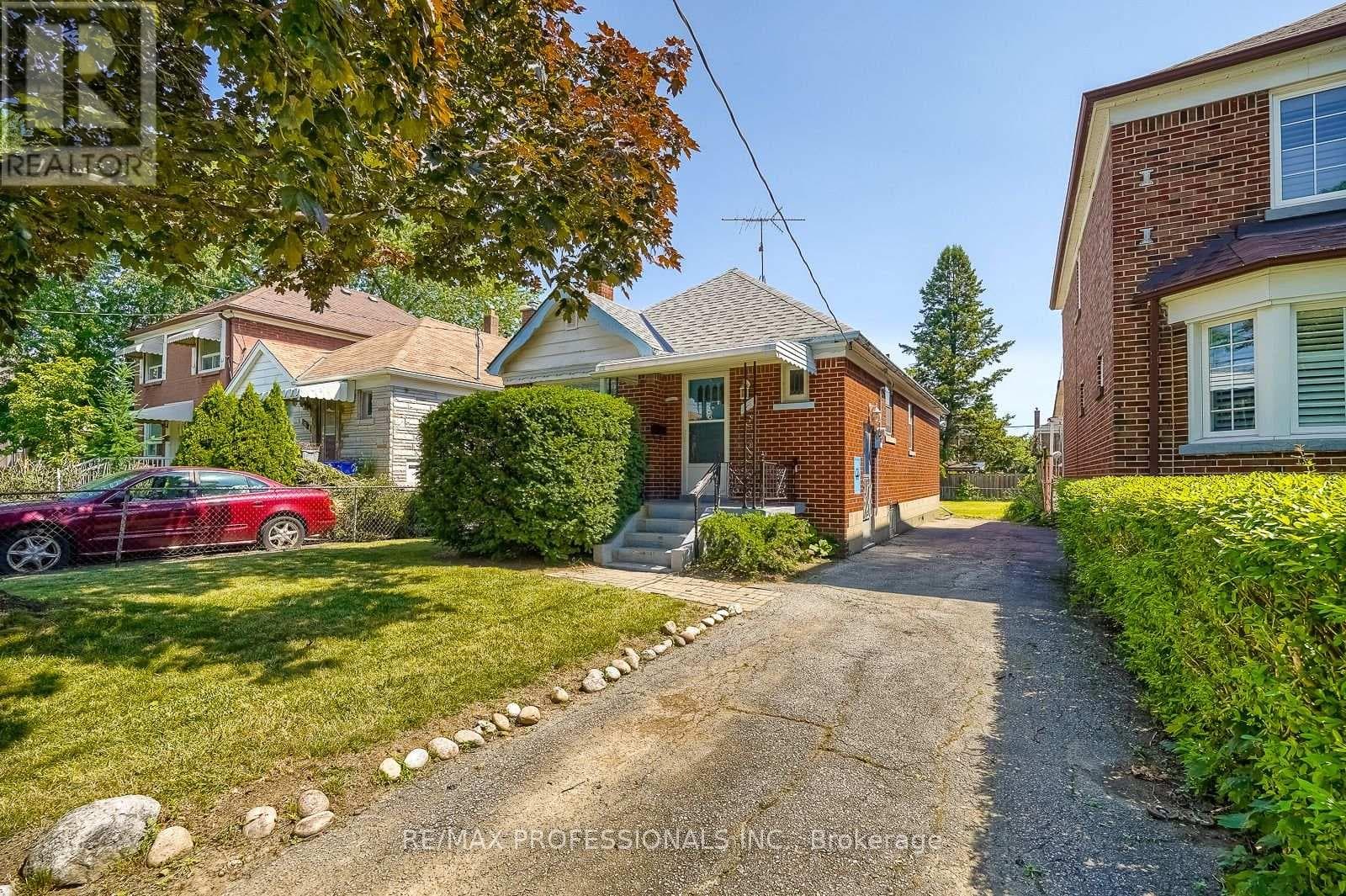 Single Family at 53 Twenty First Street, Toronto (New Toronto), Ontario - Photo 2 - RE/MAX Garden City Realty