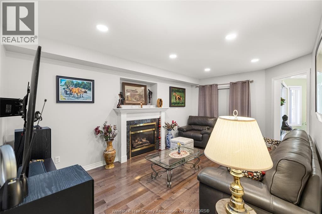 Single Family at 965 GREENPARK, Windsor, Ontario - Photo 4 - RE/MAX Garden City Realty