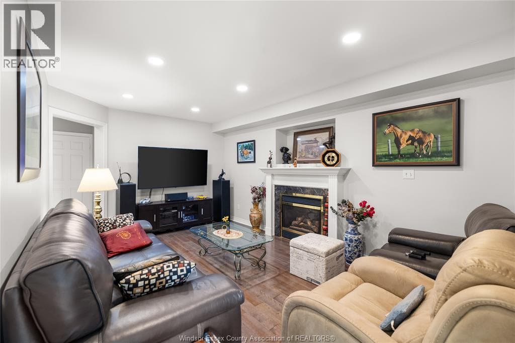 Single Family at 965 GREENPARK, Windsor, Ontario - Photo 5 - RE/MAX Garden City Realty