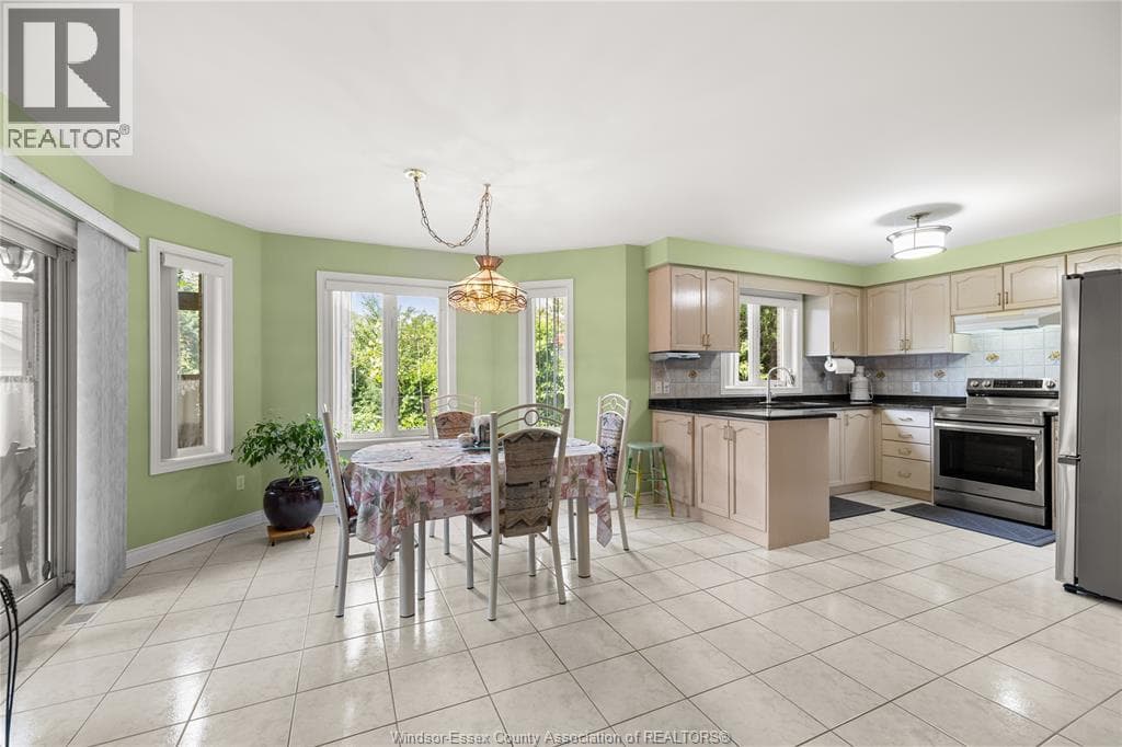 Single Family at 965 GREENPARK, Windsor, Ontario - Photo 6 - RE/MAX Garden City Realty