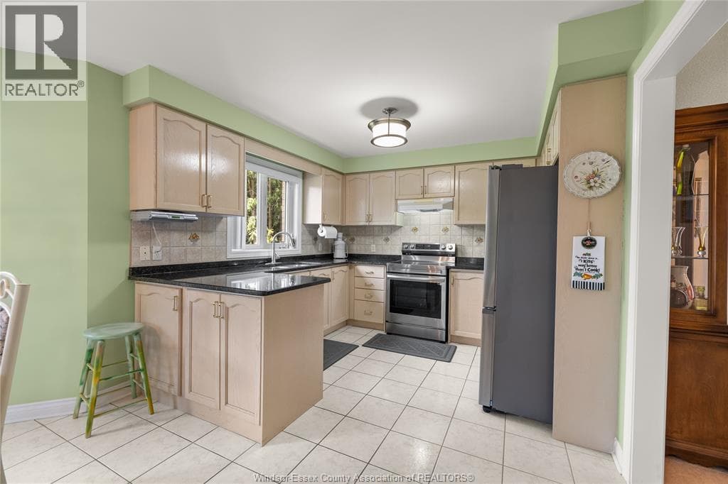 Single Family at 965 GREENPARK, Windsor, Ontario - Photo 7 - RE/MAX Garden City Realty