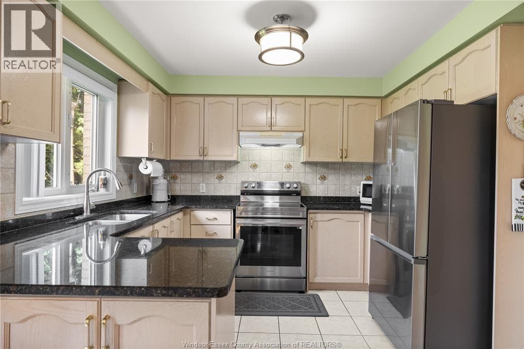 Single Family at 965 GREENPARK, Windsor, Ontario - Photo 8 - RE/MAX Garden City Realty