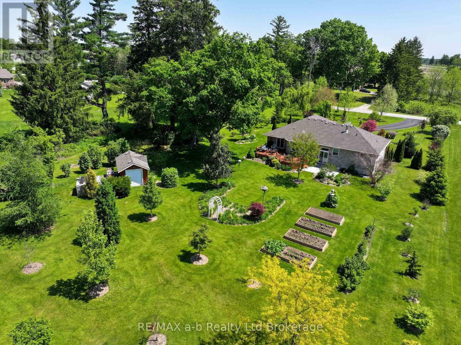 Single Family at 261 Middle Townline Road, Brant (Burford), Ontario - Photo 7 - RE/MAX Garden City Realty