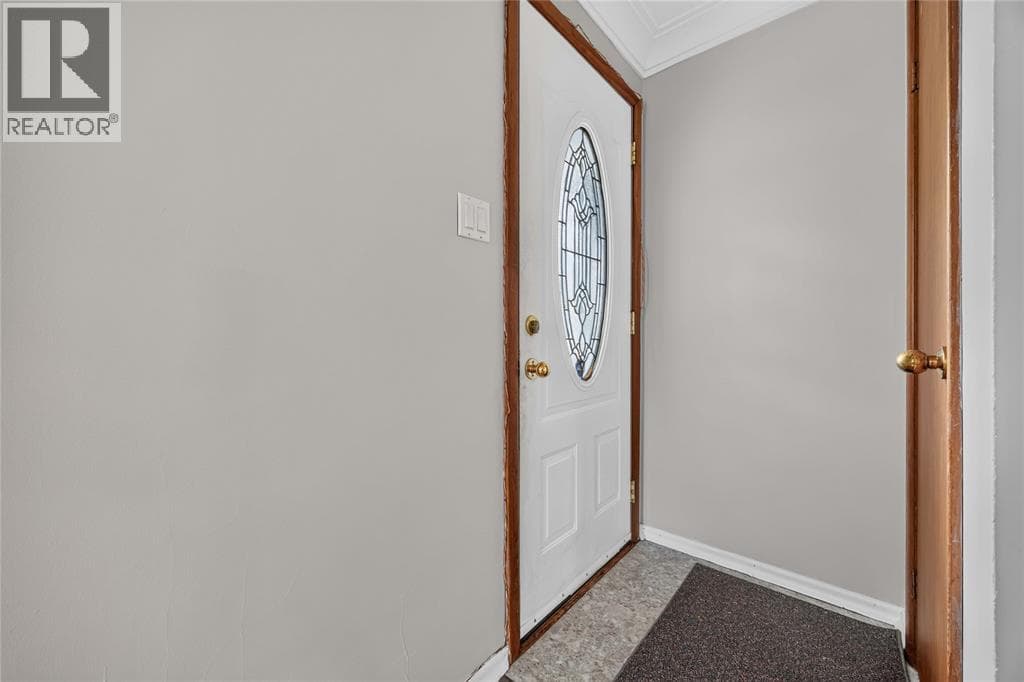 Single Family at 298 ELSFIELD Crescent, Sarnia, Ontario - Photo 4 - RE/MAX Garden City Realty