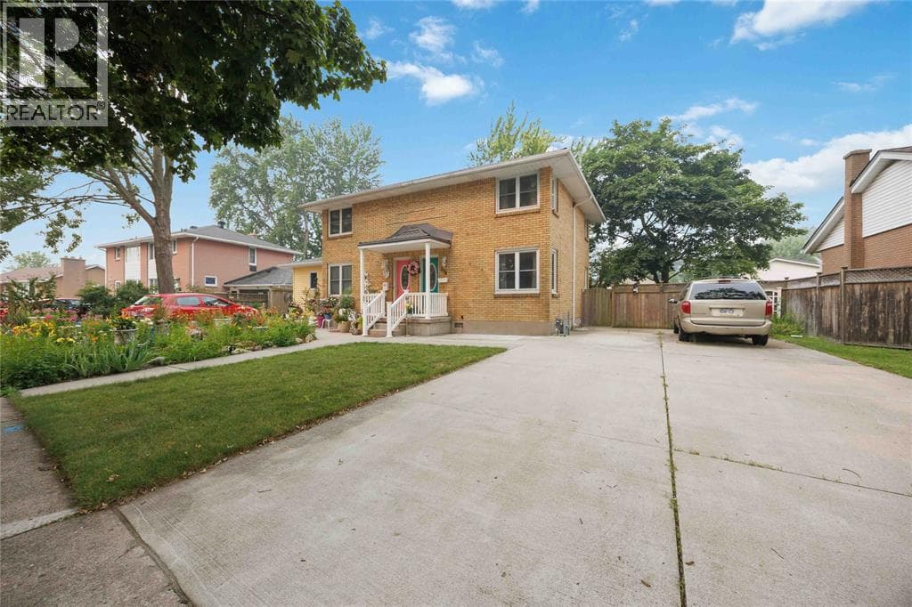 Single Family at 298 ELSFIELD Crescent, Sarnia, Ontario - Photo 2 - RE/MAX Garden City Realty