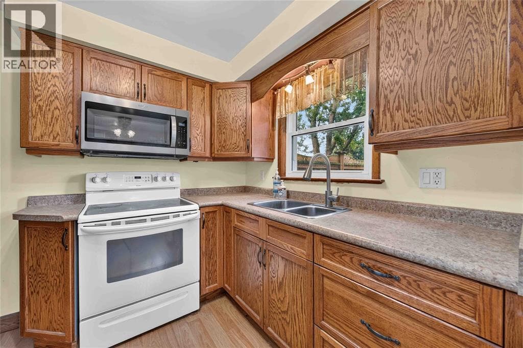 Single Family at 298 ELSFIELD Crescent, Sarnia, Ontario - Photo 7 - RE/MAX Garden City Realty