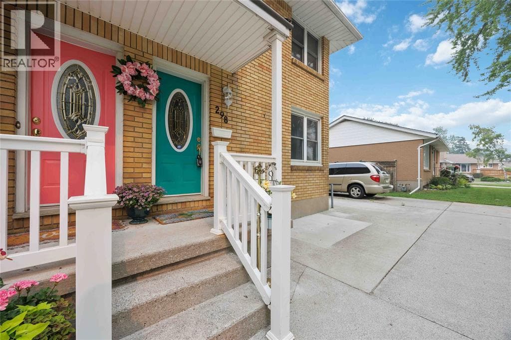 Single Family at 298 ELSFIELD Crescent, Sarnia, Ontario - Photo 3 - RE/MAX Garden City Realty