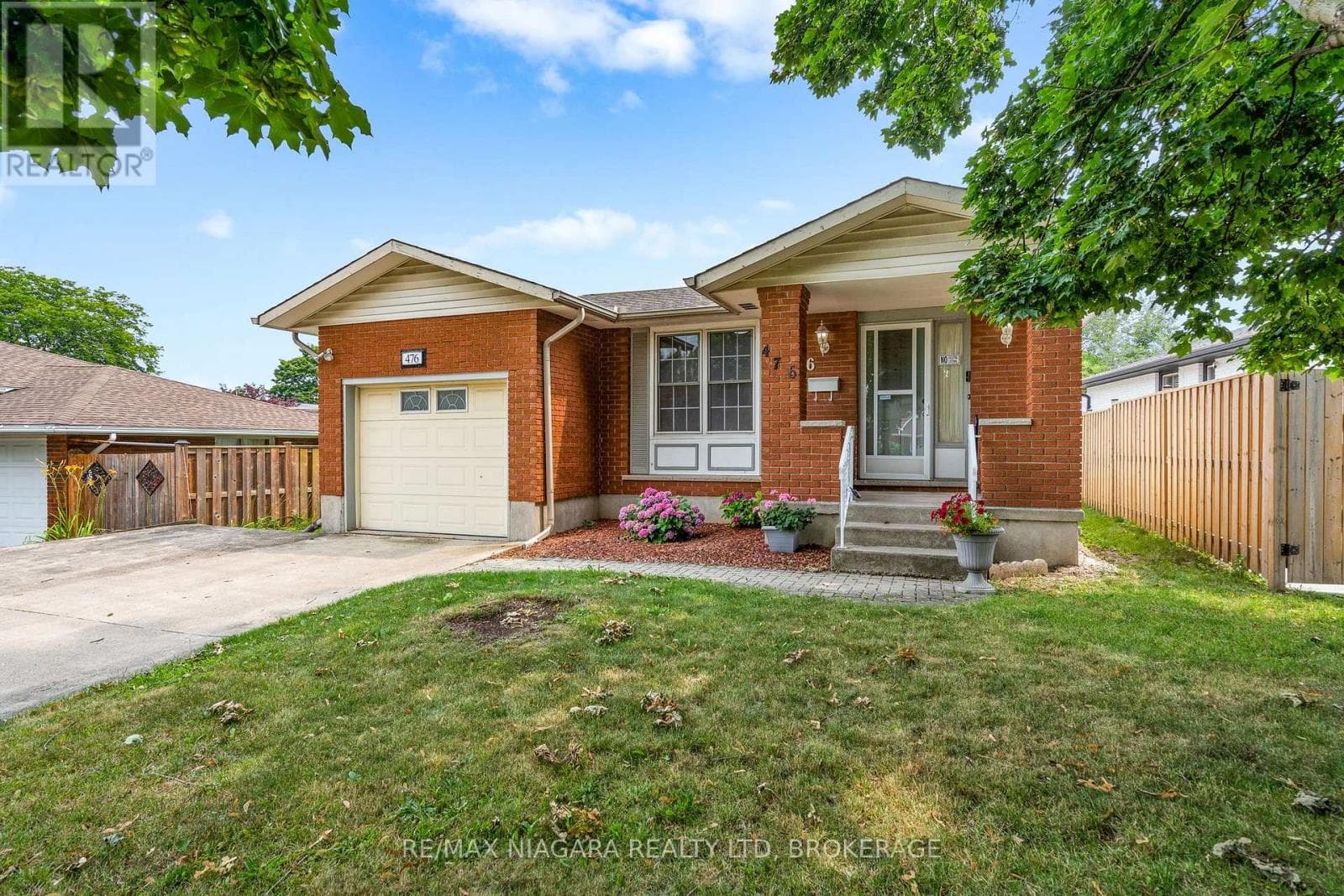 Single Family at 476 SCOTT Street, St. Catharines (Carlton/Bunting), Ontario - Photo 2 - RE/MAX Garden City Realty