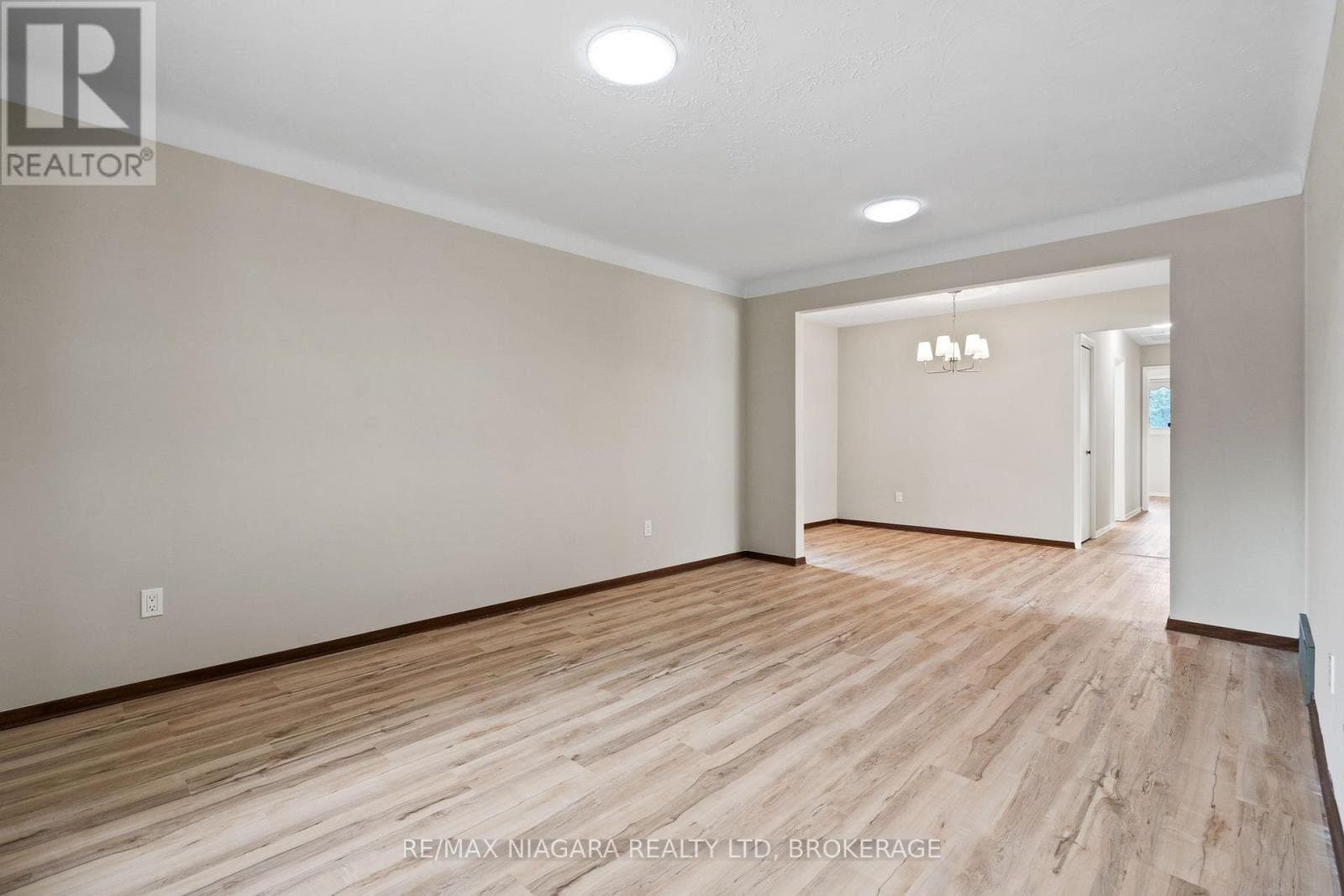 Single Family at 476 SCOTT Street, St. Catharines (Carlton/Bunting), Ontario - Photo 7 - RE/MAX Garden City Realty