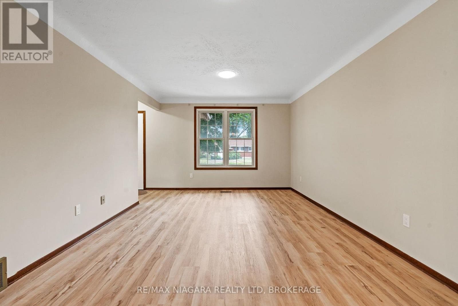 Single Family at 476 SCOTT Street, St. Catharines (Carlton/Bunting), Ontario - Photo 8 - RE/MAX Garden City Realty