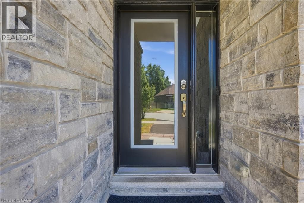 Single Family at 16 OLDE SCHOOL Court, St. Catharines, Ontario - Photo 4 - RE/MAX Garden City Realty