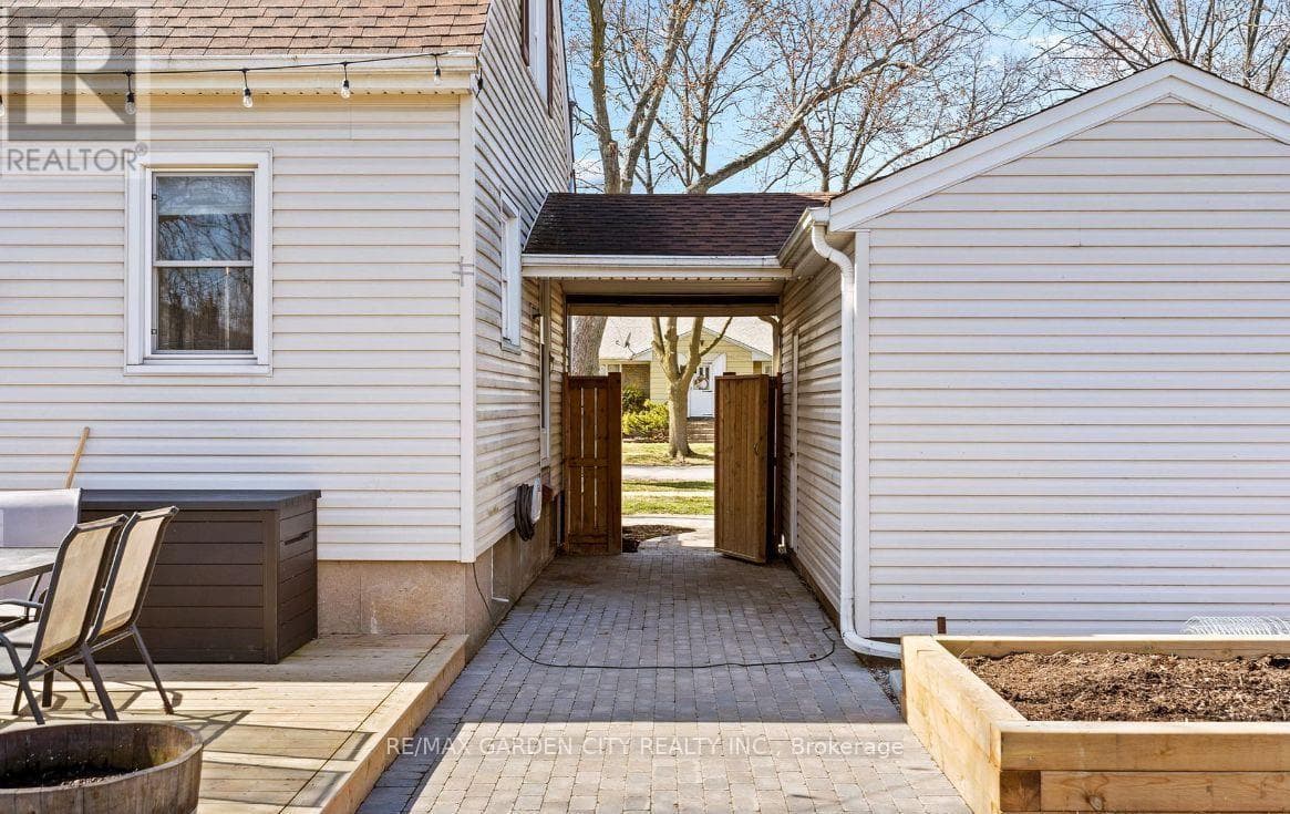 Single Family at 4 West Lynn Street, St. Catharines (Vine/Linwell), Ontario - Photo 3 - RE/MAX Garden City Realty