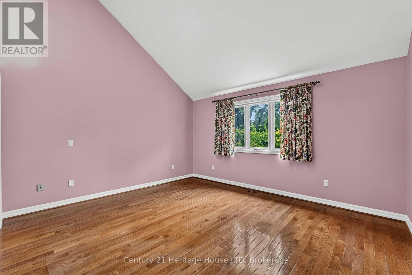 Single Family at 6254 Gore Street, Niagara Falls (Stamford), Ontario - Photo 10 - RE/MAX Garden City Realty