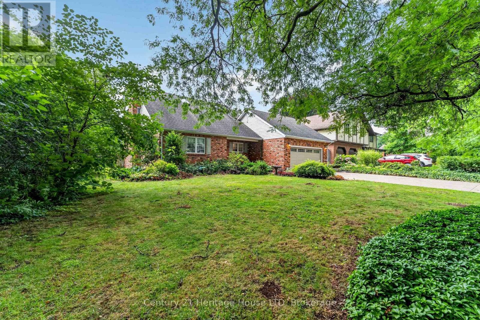 Single Family at 6254 Gore Street, Niagara Falls (Stamford), Ontario - Photo 2 - RE/MAX Garden City Realty