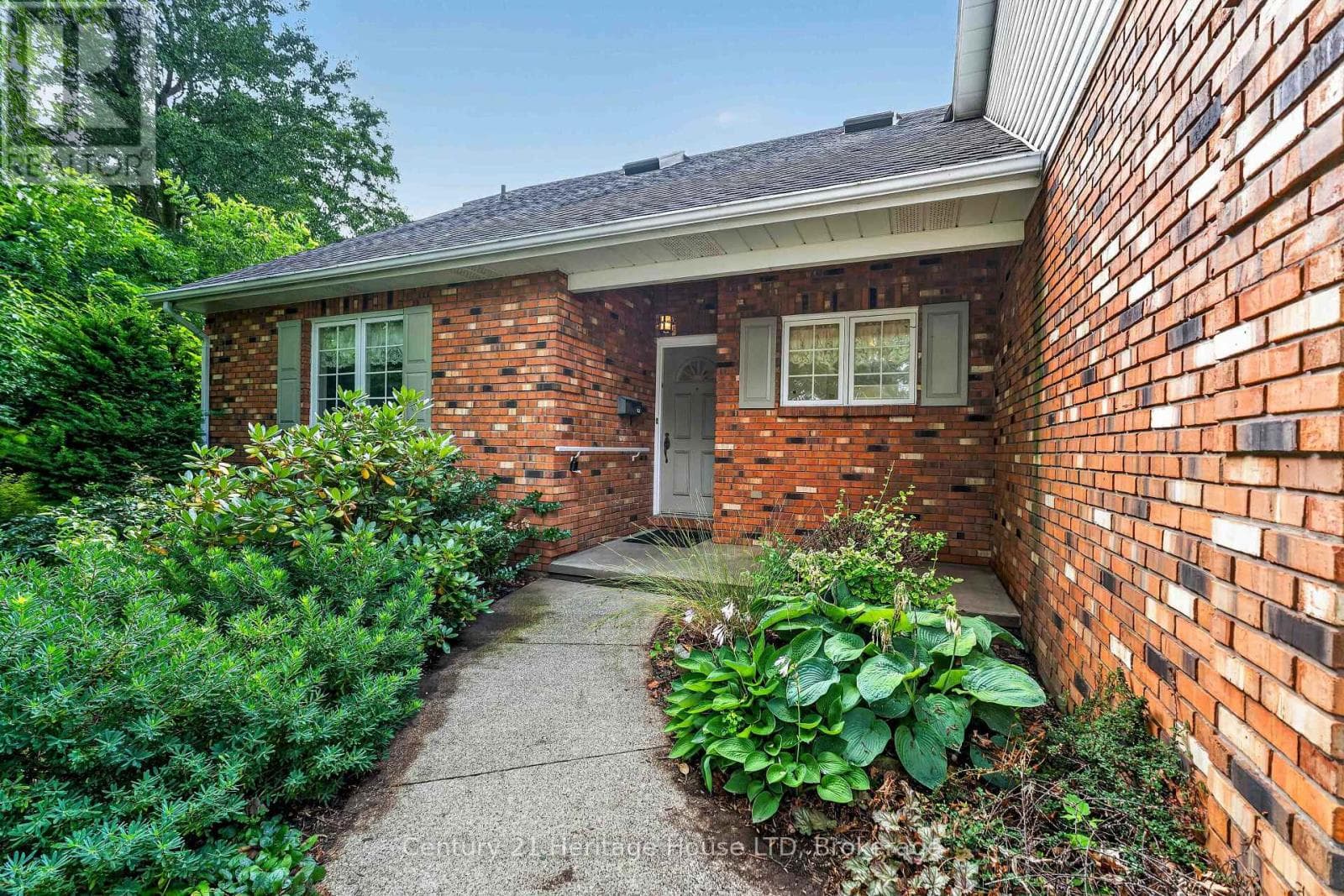 Single Family at 6254 Gore Street, Niagara Falls (Stamford), Ontario - Photo 3 - RE/MAX Garden City Realty