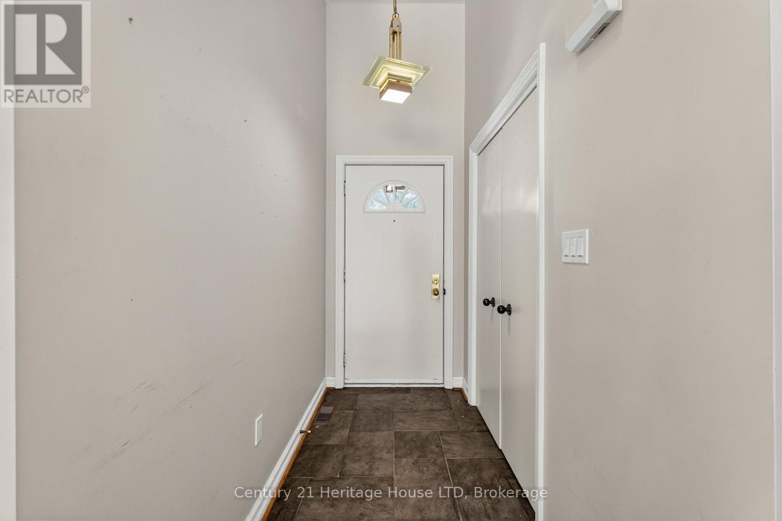 Single Family at 6254 Gore Street, Niagara Falls (Stamford), Ontario - Photo 4 - RE/MAX Garden City Realty