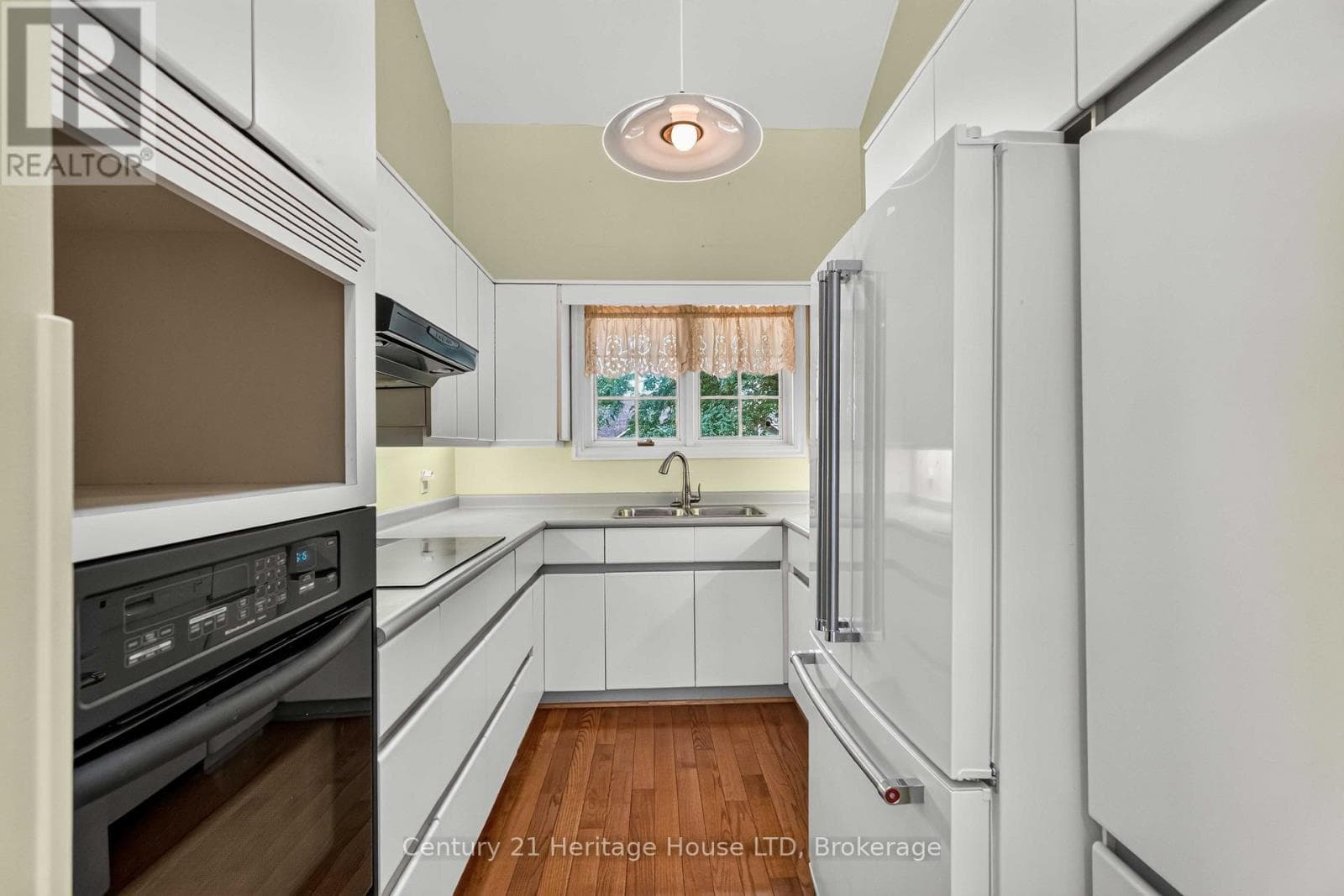 Single Family at 6254 Gore Street, Niagara Falls (Stamford), Ontario - Photo 7 - RE/MAX Garden City Realty