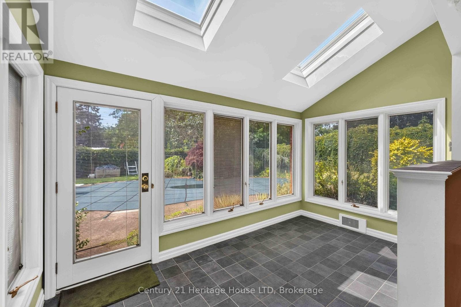 Single Family at 6254 Gore Street, Niagara Falls (Stamford), Ontario - Photo 9 - RE/MAX Garden City Realty