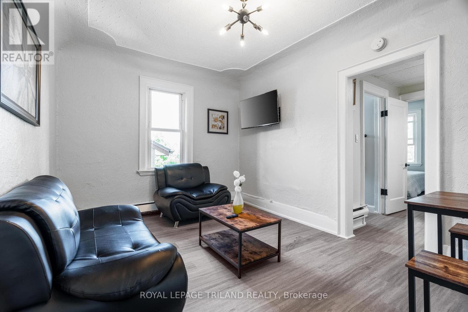 8- 425 Mckenzie Avenue
