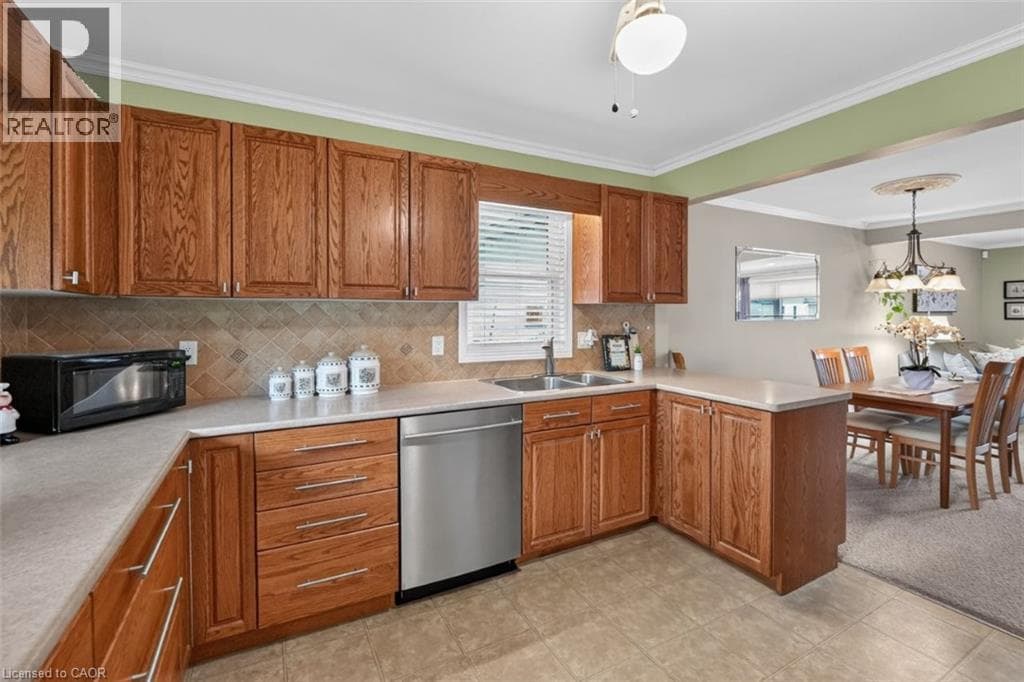 Single Family at 23 LAKEVIEW Avenue, Grimsby, Ontario - Photo 9 - RE/MAX Garden City Realty