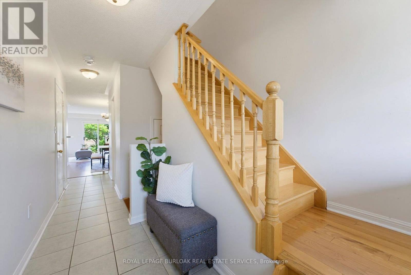 Single Family at 4425 Peter Drive, Burlington (Shoreacres), Ontario - Photo 4 - RE/MAX Garden City Realty