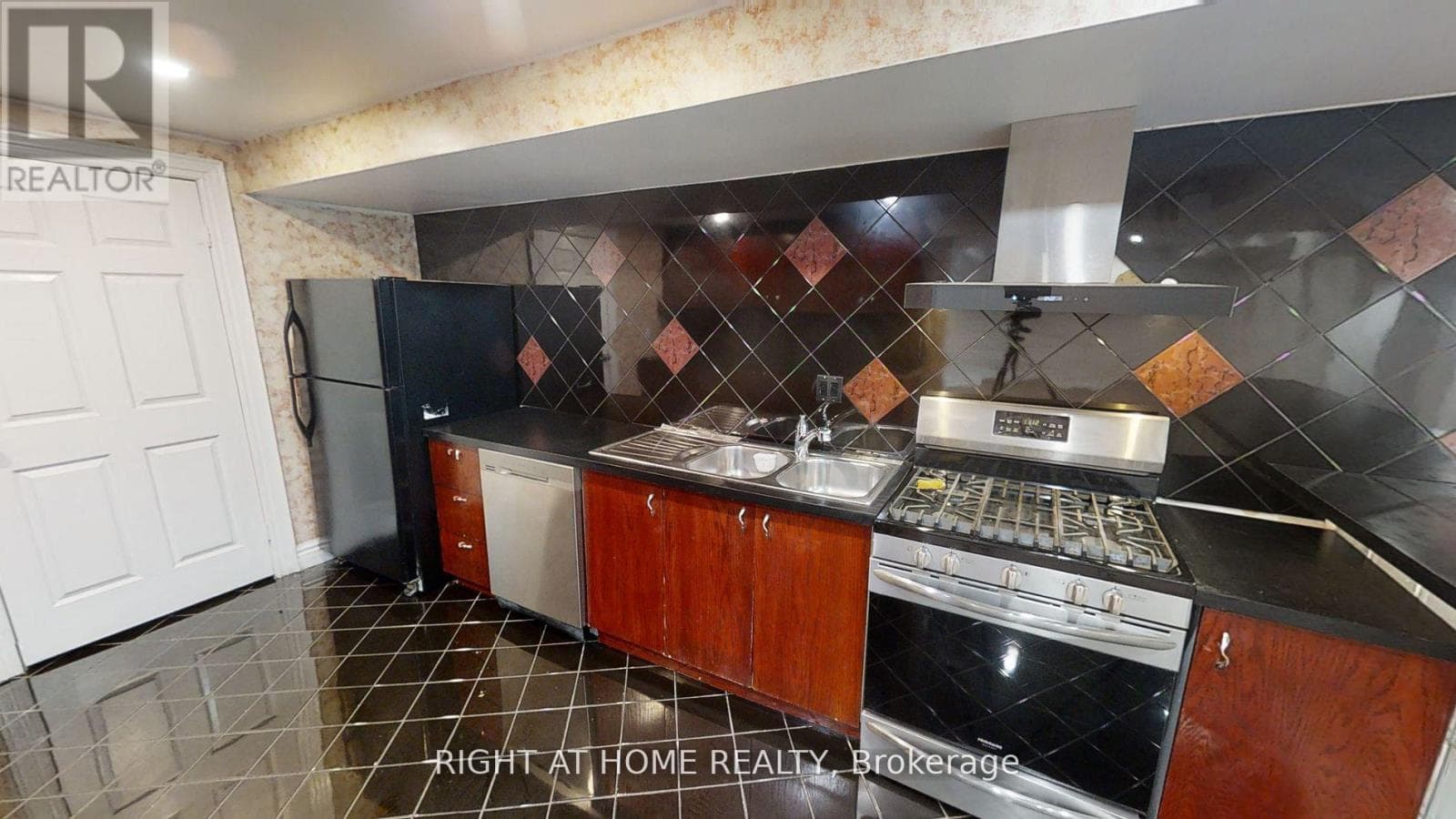 Single Family at (Lower) 31 NORTHGATE Crescent, Richmond Hill (Bayview Hill), Ontario - Photo 3 - RE/MAX Garden City Realty