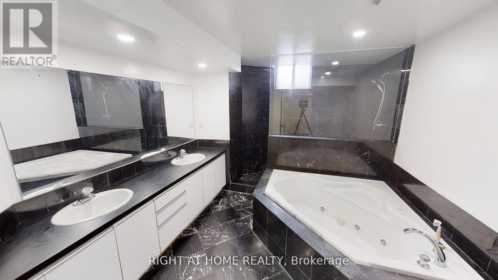 Single Family at (Lower) 31 NORTHGATE Crescent, Richmond Hill (Bayview Hill), Ontario - Photo 4 - RE/MAX Garden City Realty
