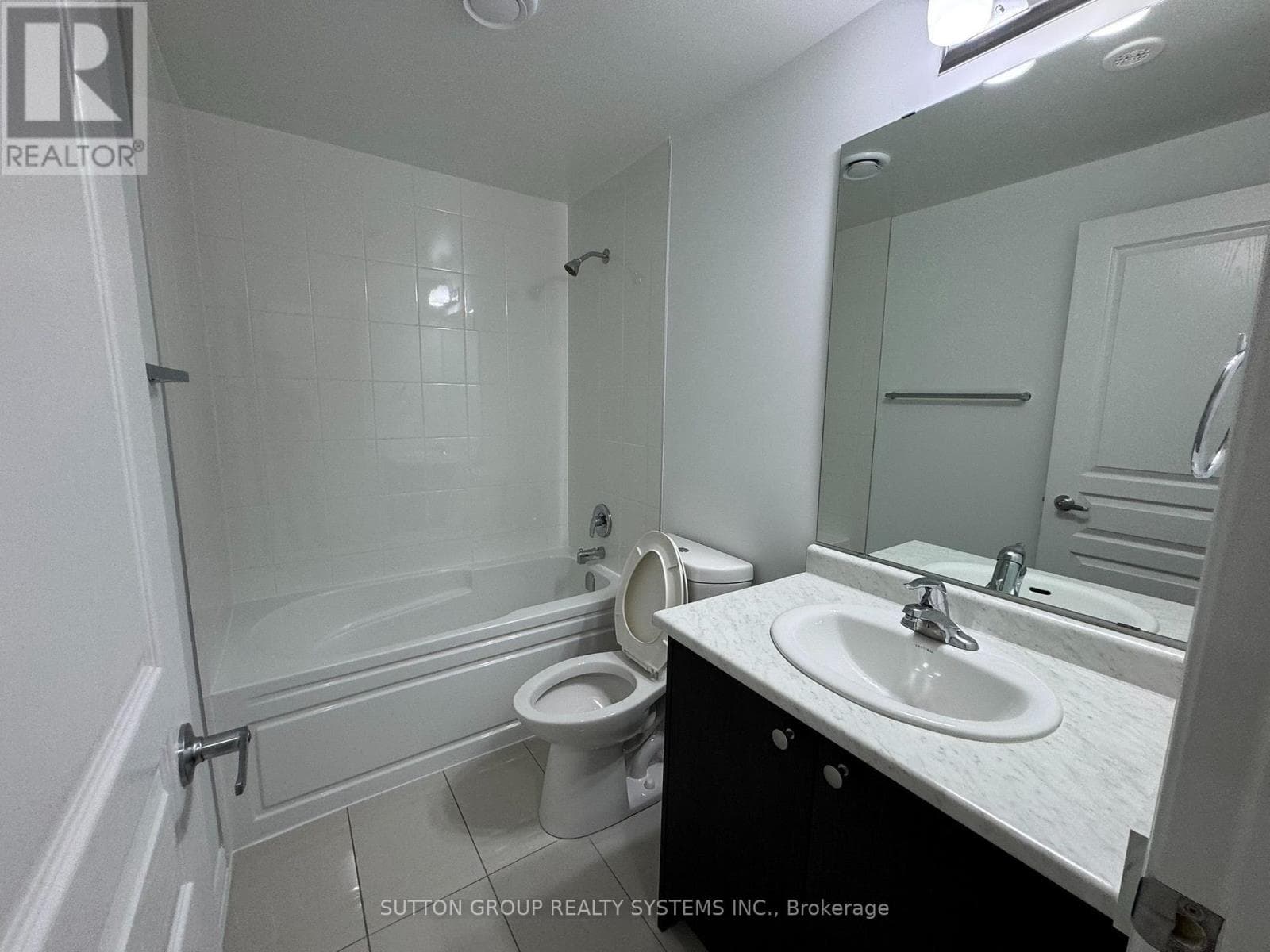 Single Family at 10- 90 Eastwood Park Gardens, Toronto (Long Branch), Ontario - Photo 10 - RE/MAX Garden City Realty