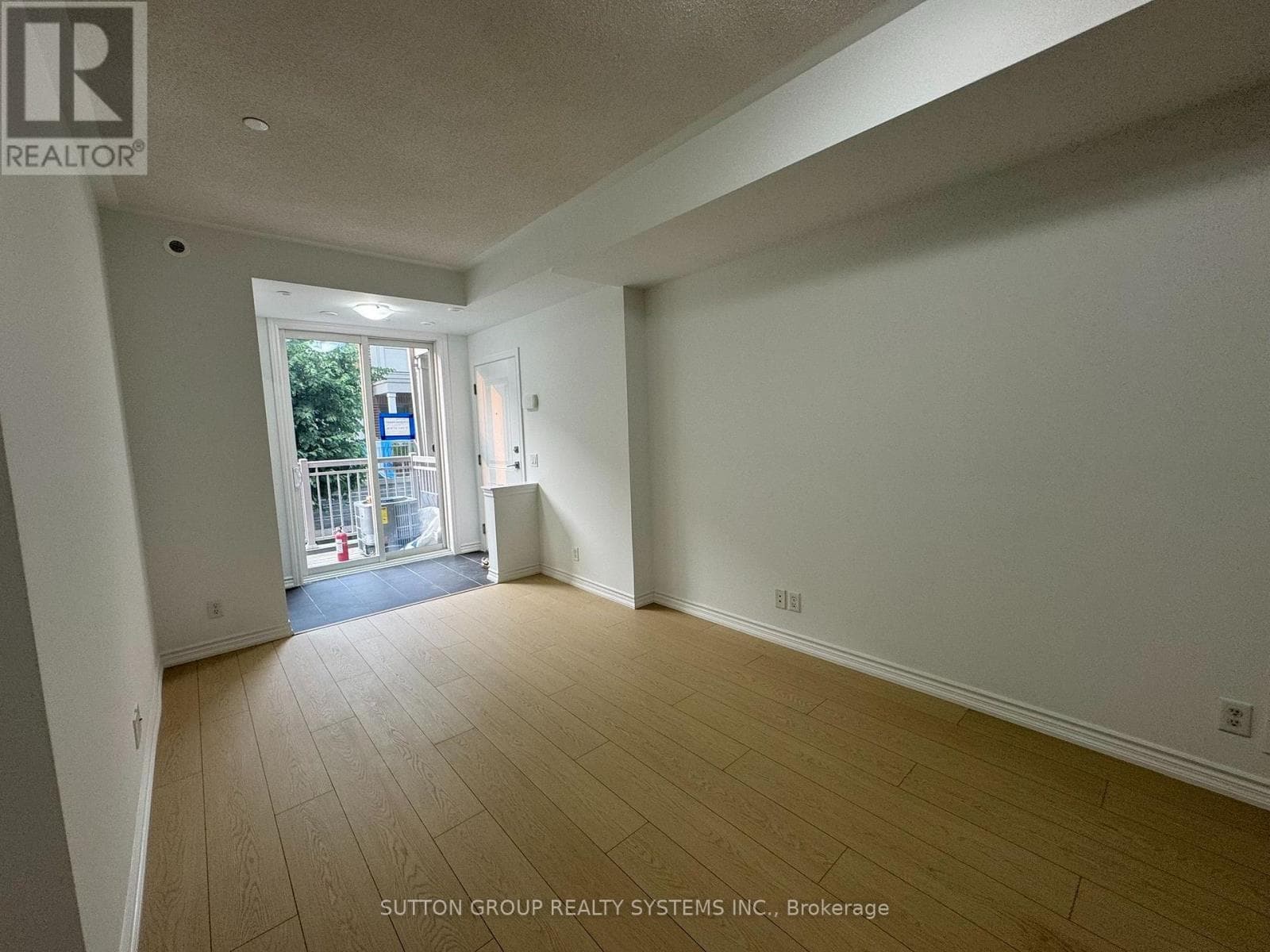 Single Family at 10- 90 Eastwood Park Gardens, Toronto (Long Branch), Ontario - Photo 4 - RE/MAX Garden City Realty
