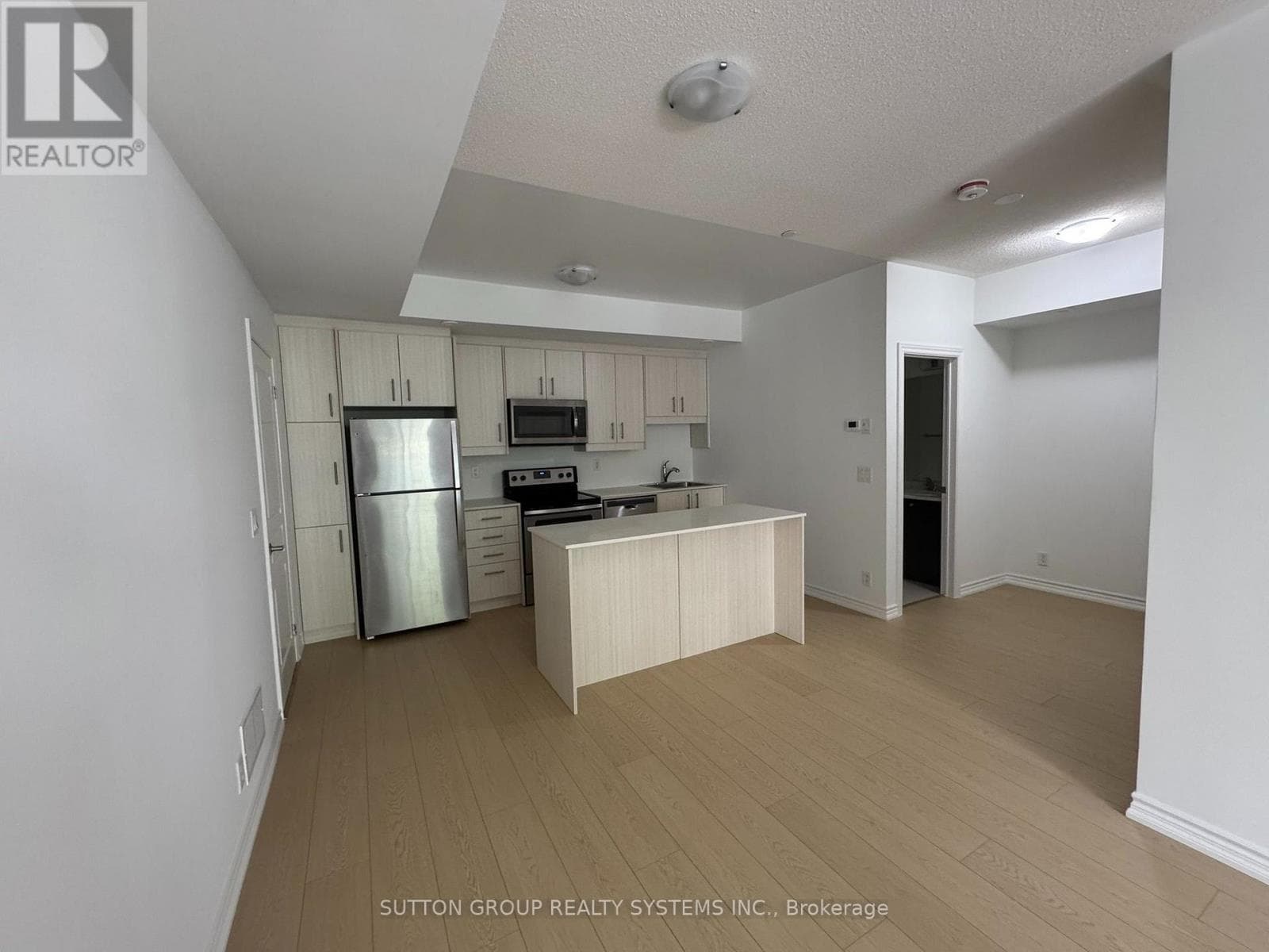 Single Family at 10- 90 Eastwood Park Gardens, Toronto (Long Branch), Ontario - Photo 5 - RE/MAX Garden City Realty