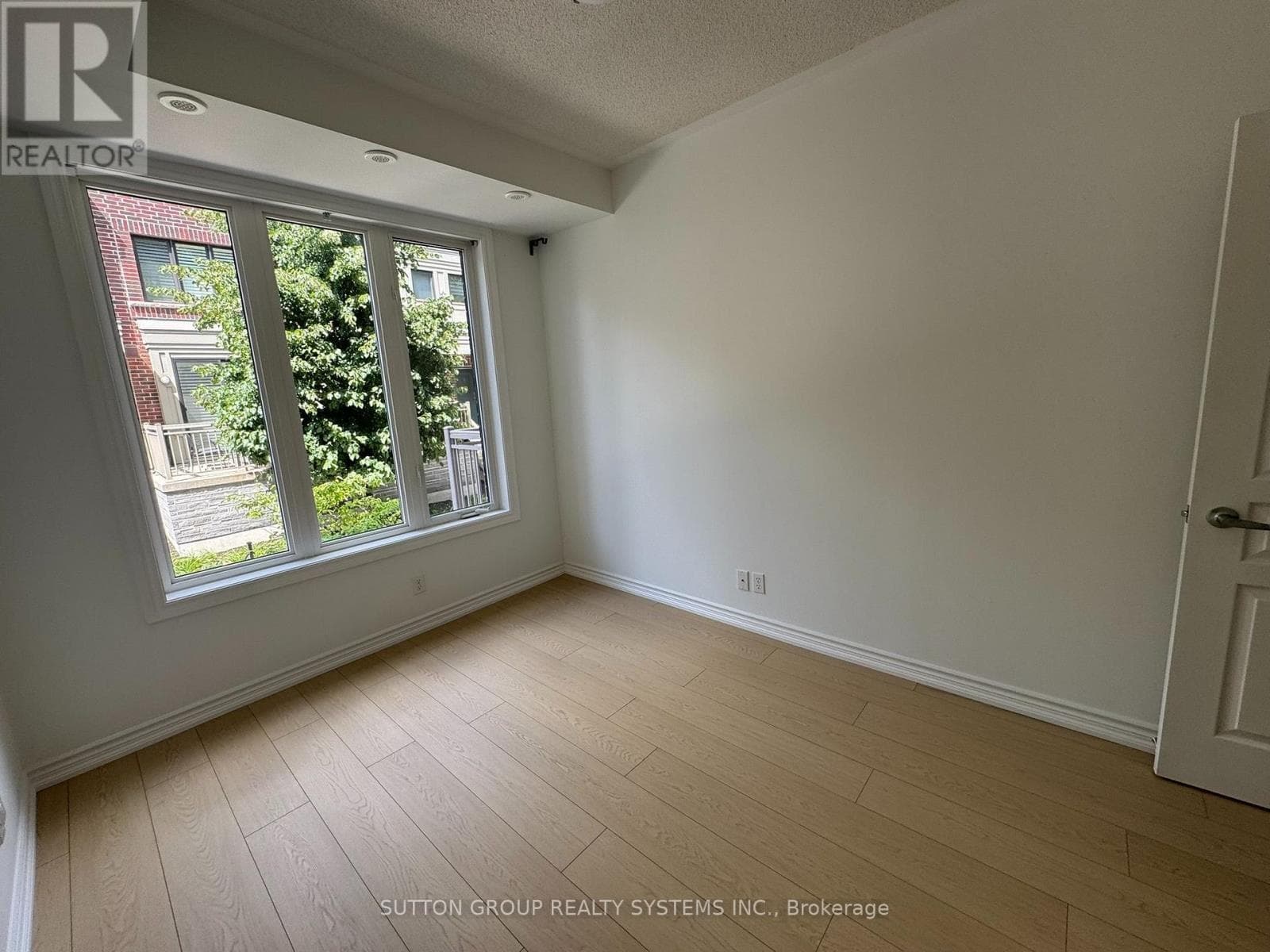 Single Family at 10- 90 Eastwood Park Gardens, Toronto (Long Branch), Ontario - Photo 7 - RE/MAX Garden City Realty